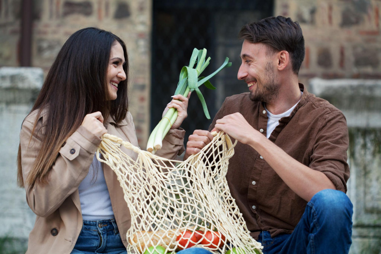 Saisonales Obst und Gemüse, bereit für die Auslieferung
